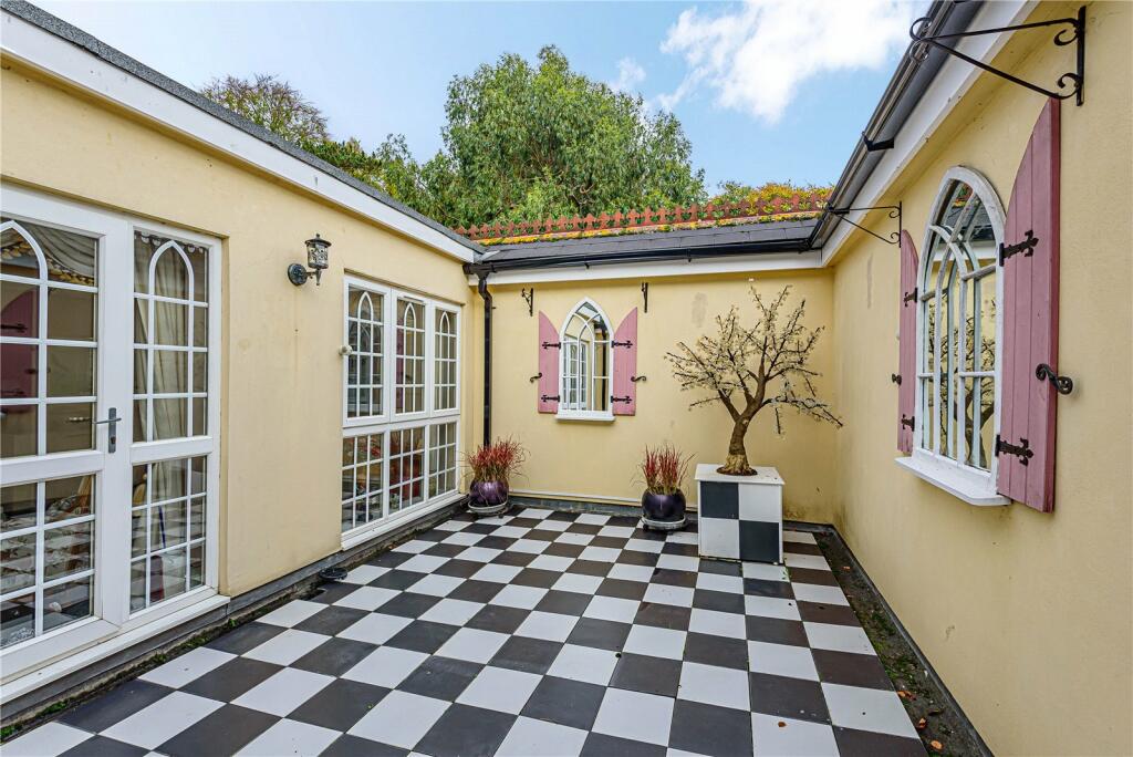 3 bedroom penthouse for sale in Tudor Lodge, St Monicas Road, Kingswood