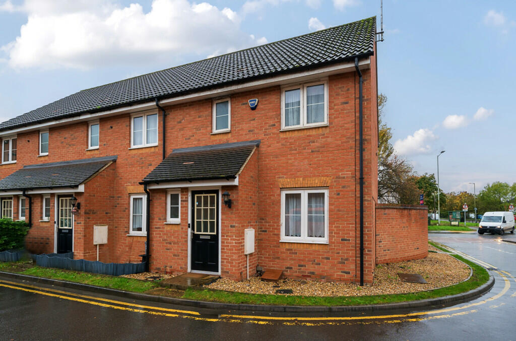 3 bedroom end of terrace house for sale in Franklins, Maple Cross