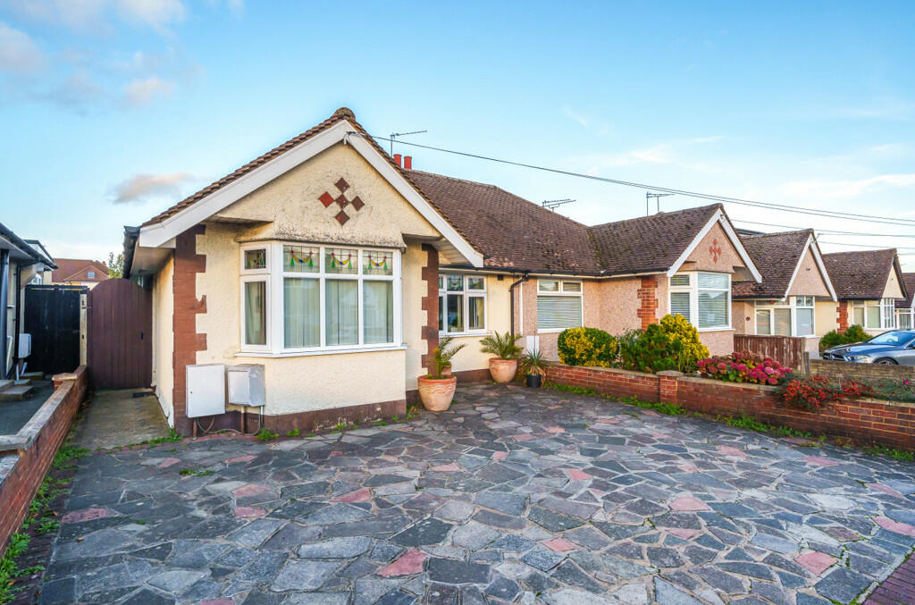 2 bedroom bungalow for sale in Sherborne Way, Croxley Green