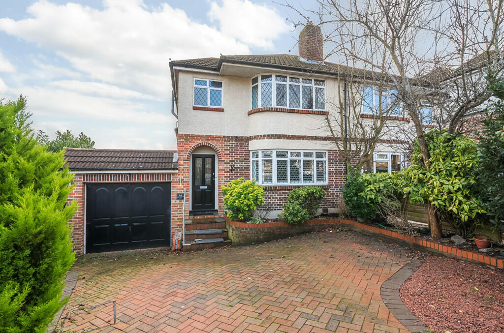 4 bedroom semidetached house for sale in Beechcroft Avenue, Croxley