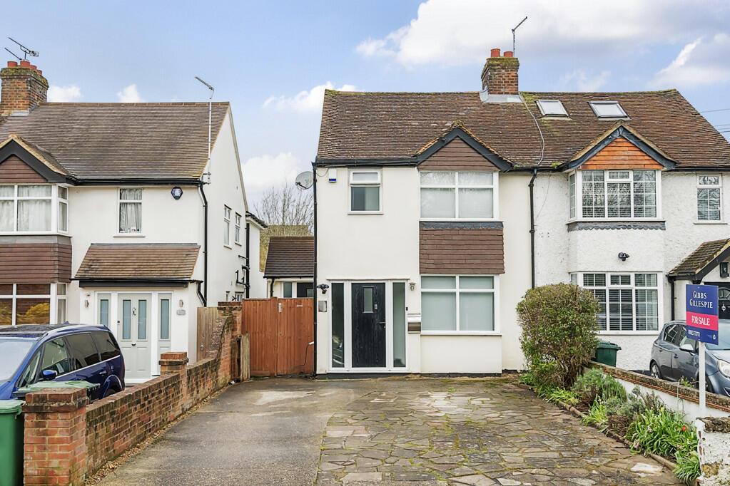 3 bedroom semidetached house for sale in Denham Way, Maple Cross