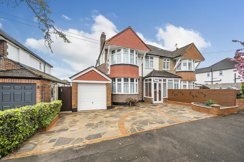 3 bedroom semidetached house for sale in Durrants Drive, Croxley Green