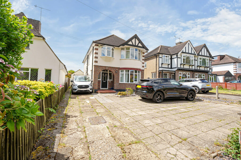5 bedroom detached house for sale in Ridge Lane, Watford, Hertfordshire