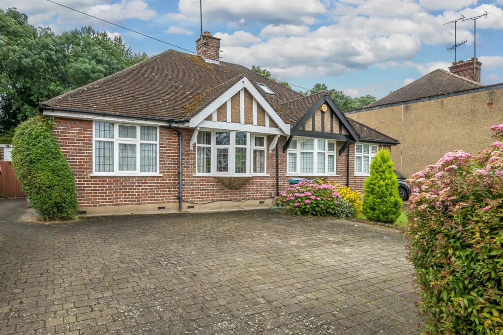 2 bedroom bungalow for sale in Swiss Avenue, Watford, Hertfordshire, WD18