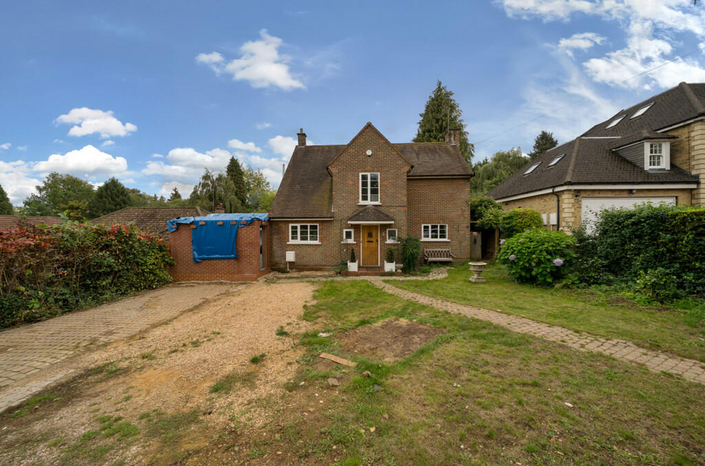 3 bedroom detached house for sale in Wyatts Road, Chorleywood