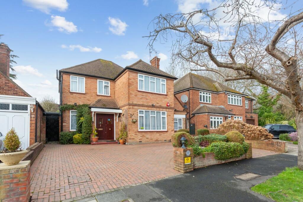 3 bedroom detached house for sale in Brockley Avenue, Stanmore, HA7