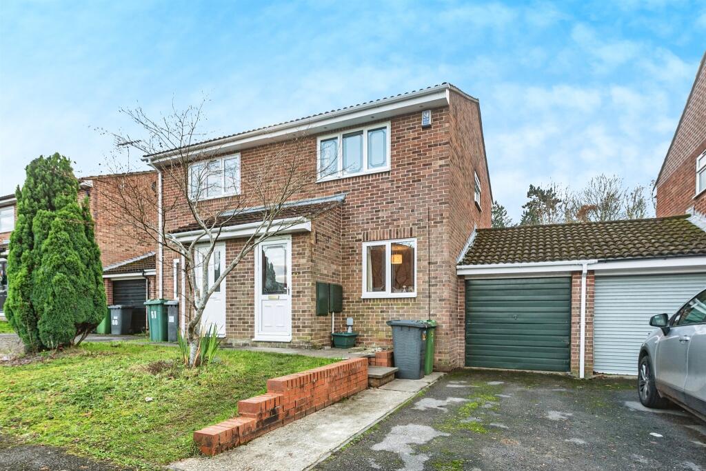 2 bedroom semidetached house for sale in Ellington Drive, Basingstoke