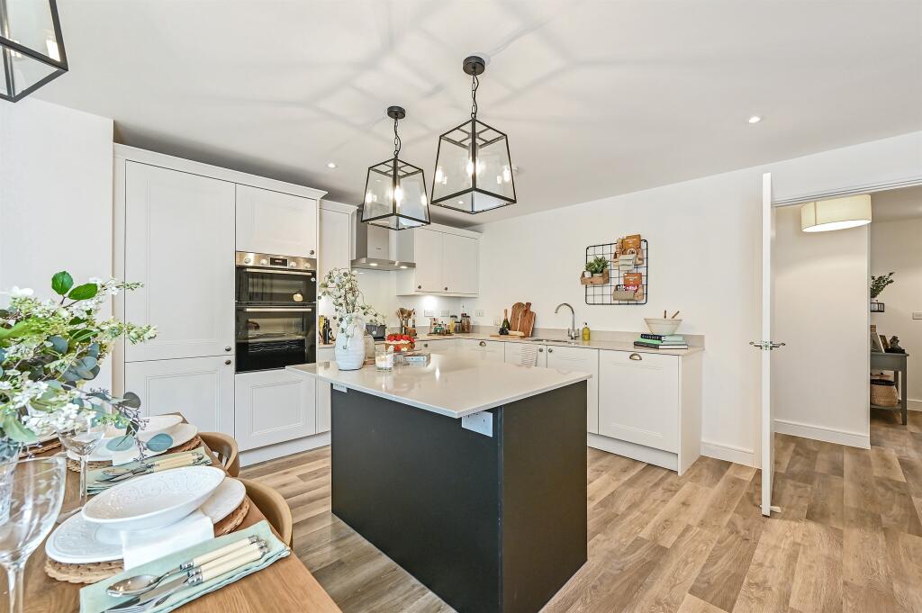 3 bedroom detached house for sale in Holland Drive, Wake Close