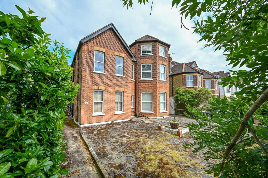 Studio flat for sale in Avenue South, Surbiton, KT5