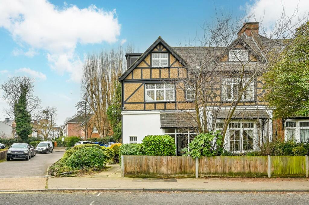 1 bedroom flat for sale in Cranes Park, Surbiton, KT5