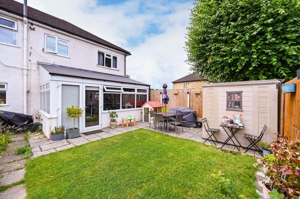 2 bedroom flat for sale in Hook Rise North, Tolworth, Surbiton, KT6