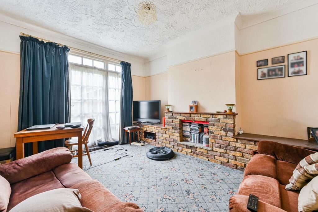 2 bedroom bungalow for sale in Hawthorn Drive, North Harrow, Harrow, HA2