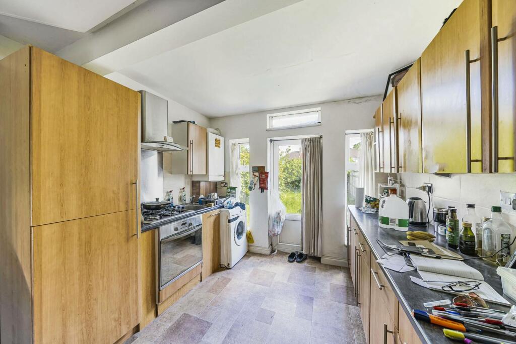 2 bedroom flat for sale in Dryden Road, Harrow Weald, Harrow, HA3