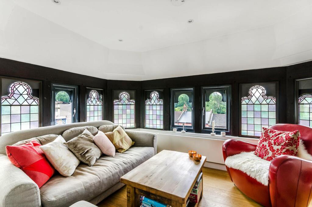 2 bedroom flat for sale in Mundania Road, East Dulwich, London, SE22