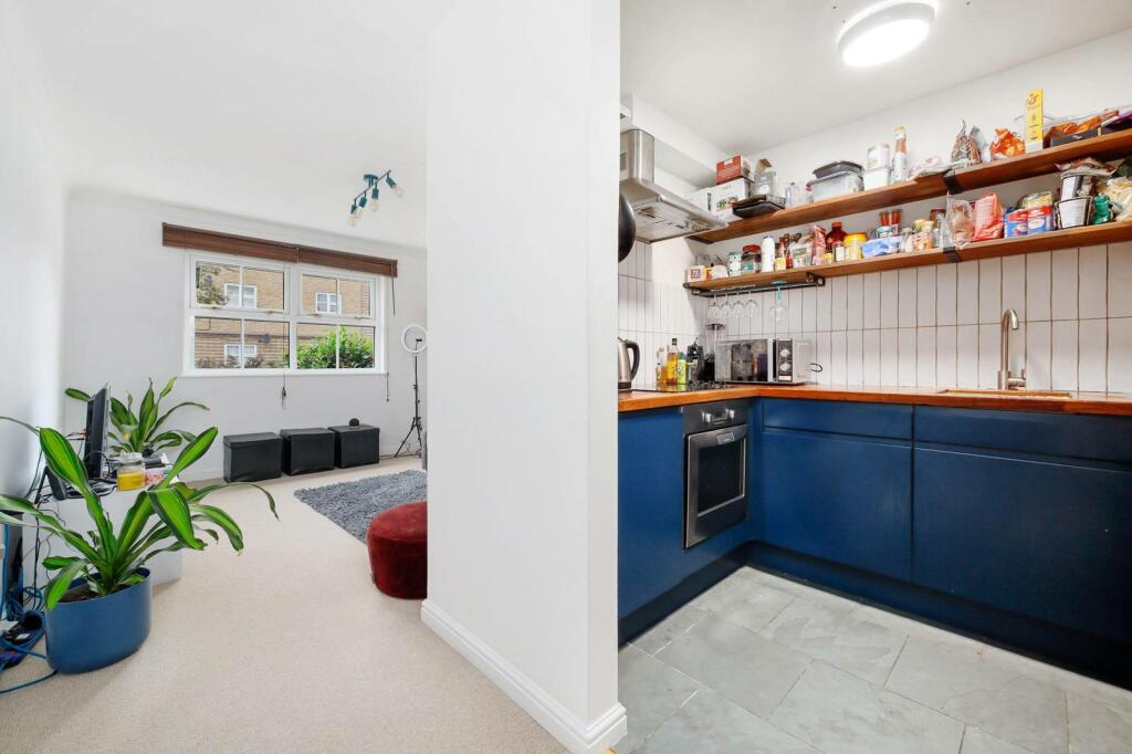 2 bedroom flat for sale in Commercial Way, Peckham, London, SE15
