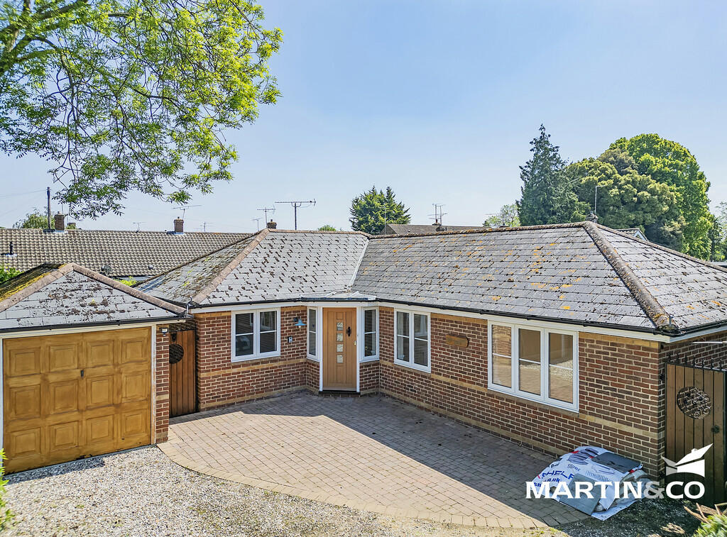 2 bedroom detached bungalow for sale in Chequers Road, Writtle, CM1