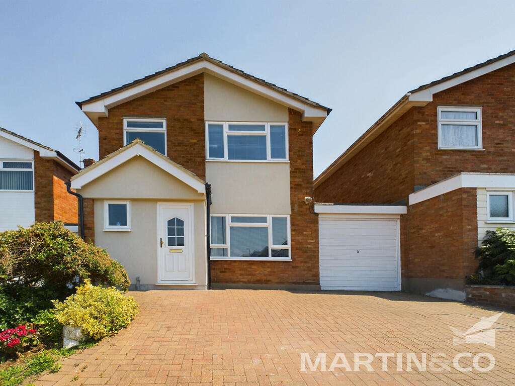 4 bedroom detached house for sale in Longmead Avenue, Great Baddow