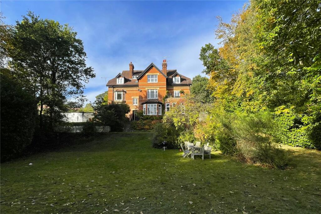 2 bedroom flat for sale in Crawley Ridge, Camberley, Surrey, GU15