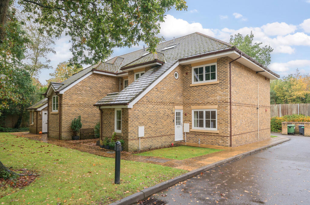 2 bedroom for sale in Portsmouth Road, Camberley, Surrey, GU15