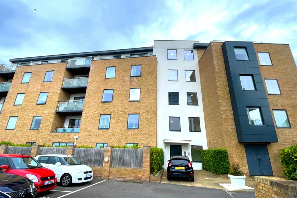 2 bedroom flat for sale in Frimley Road, Camberley, Surrey, GU15