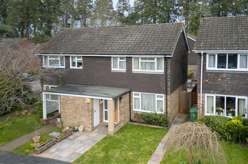 3 bedroom semidetached house for sale in Copelands Close, Camberley