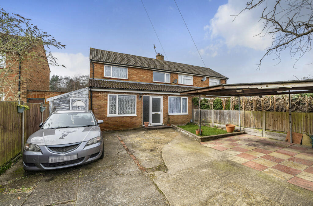 2 bedroom semidetached house for sale in Wimbledon Road, Camberley