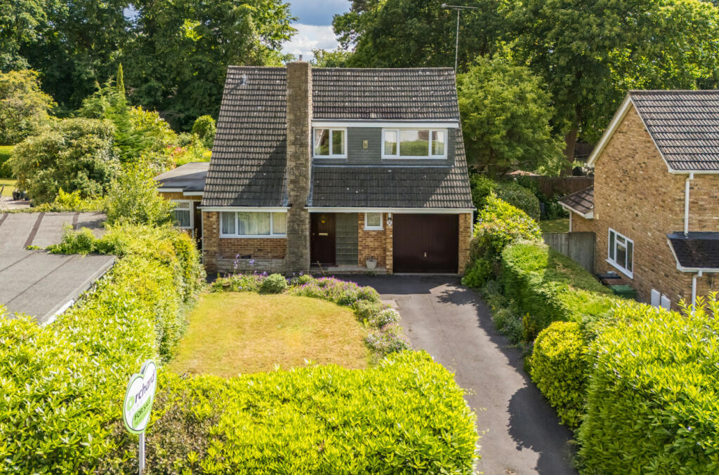 3 bedroom detached house for sale in Heatherdale Road, Camberley