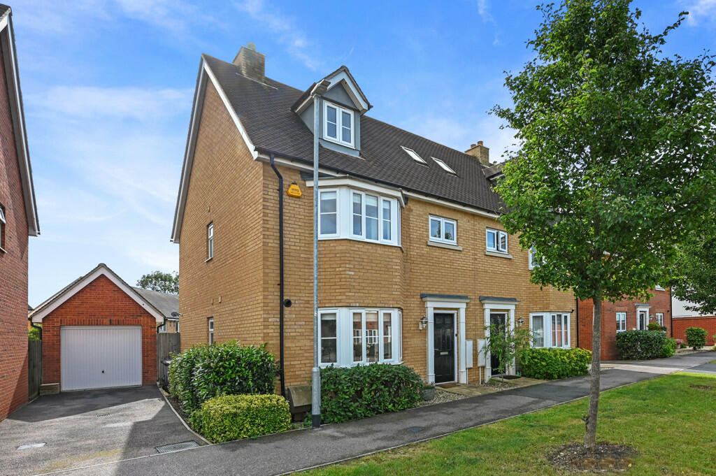 4 bedroom semidetached house for sale in Emberson Croft, Broomfield, CM1