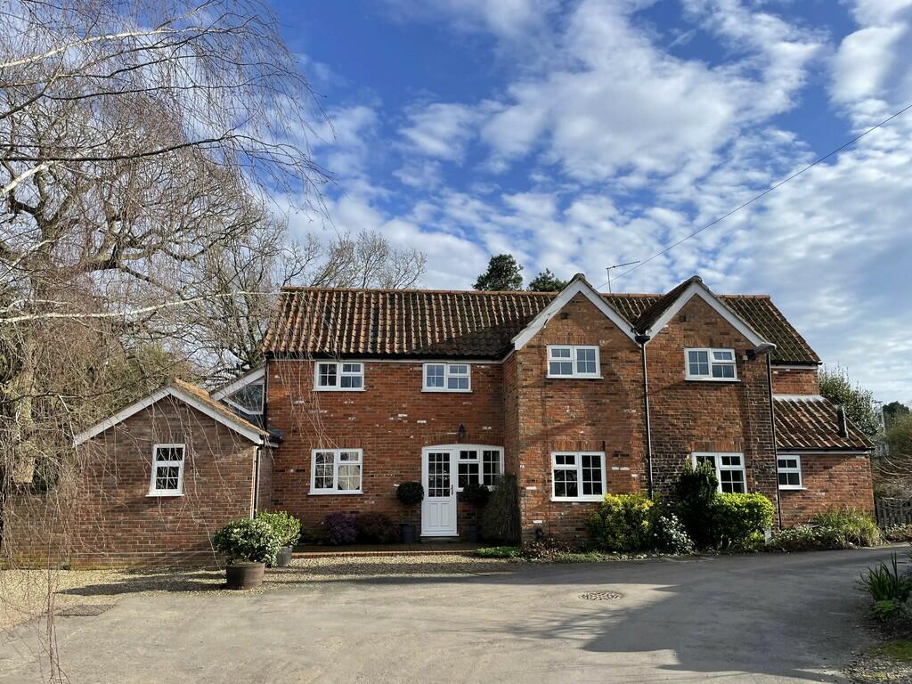 3 bedroom detached house for sale in Market Place, Loddon, NR14