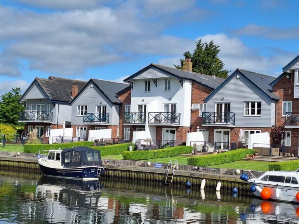 4 bedroom terraced house for sale in Wherry Close, Chedgrave, Loddon, NR14