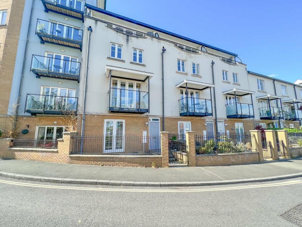 5 bedroom end of terrace house for rent in Lockside, Portishead