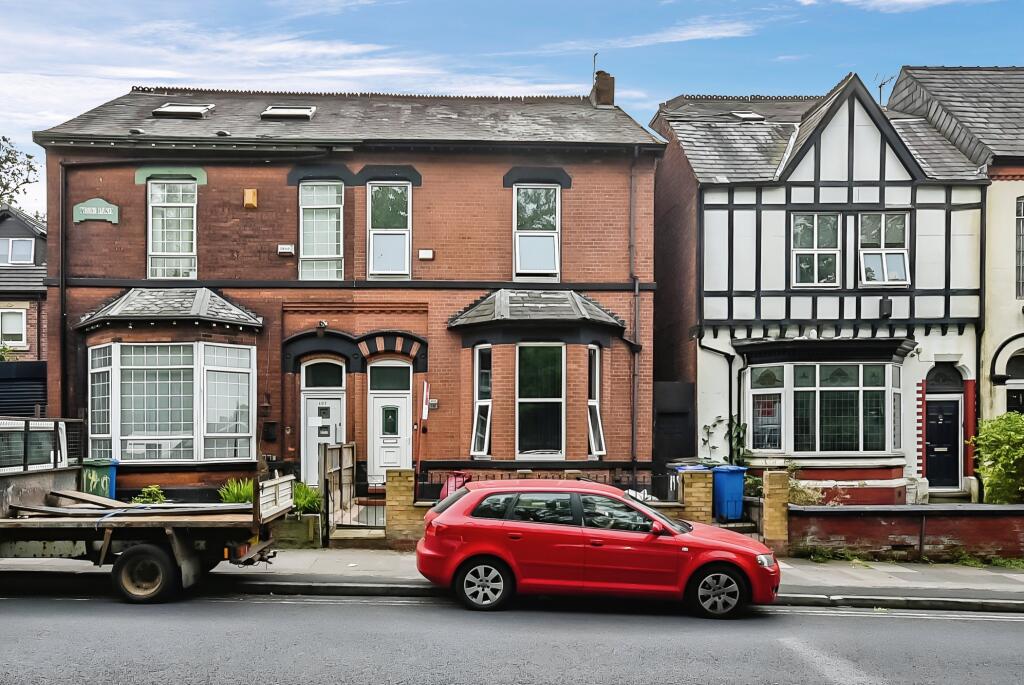 4 bedroom semidetached house for sale in Mossley Road, Ashtonunder