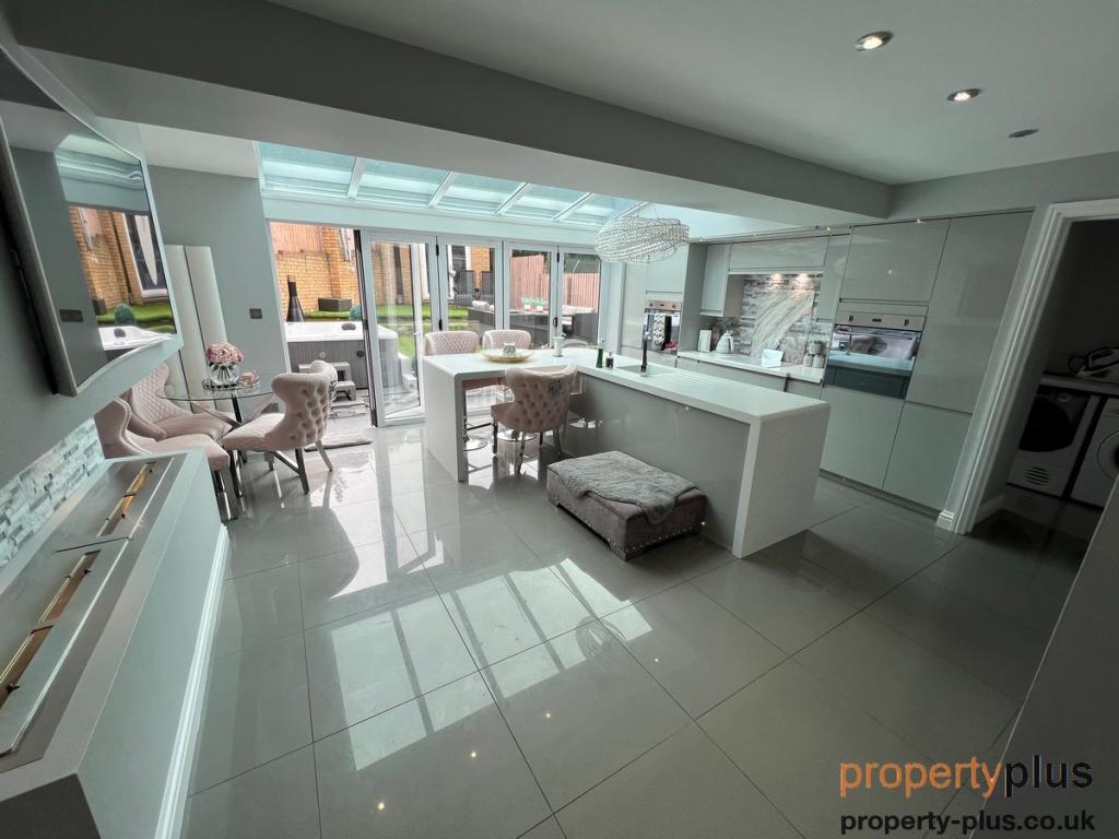 4 bedroom detached house for sale in Cwrt Gellifaelog Tonypandy