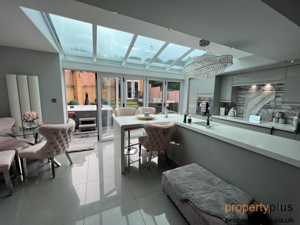 4 bedroom detached house for sale in Cwrt Gellifaelog Tonypandy