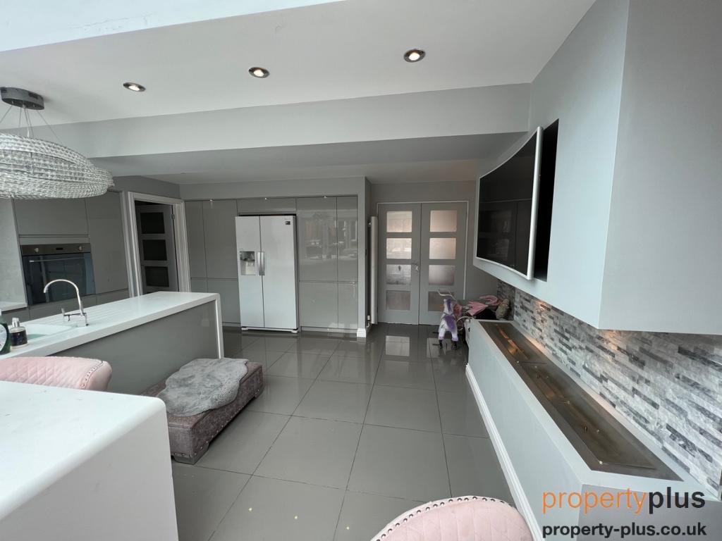 4 bedroom detached house for sale in Cwrt Gellifaelog Tonypandy