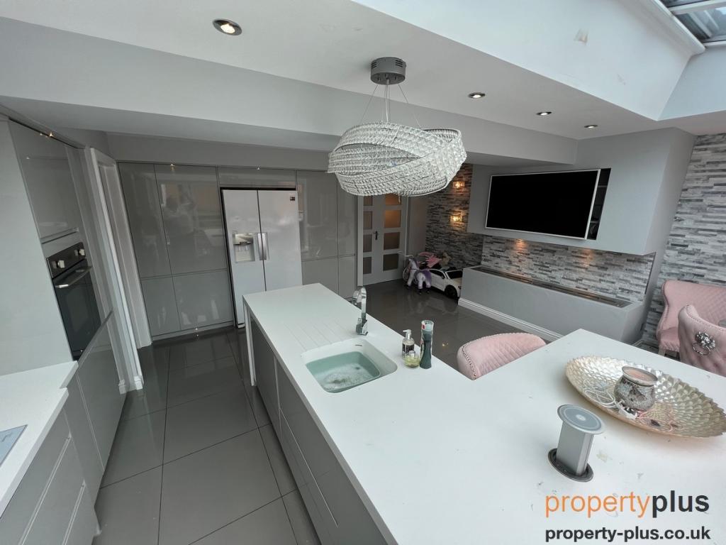 4 bedroom detached house for sale in Cwrt Gellifaelog Tonypandy