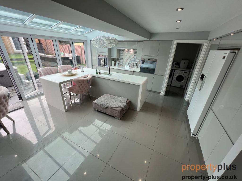 4 bedroom detached house for sale in Cwrt Gellifaelog Tonypandy