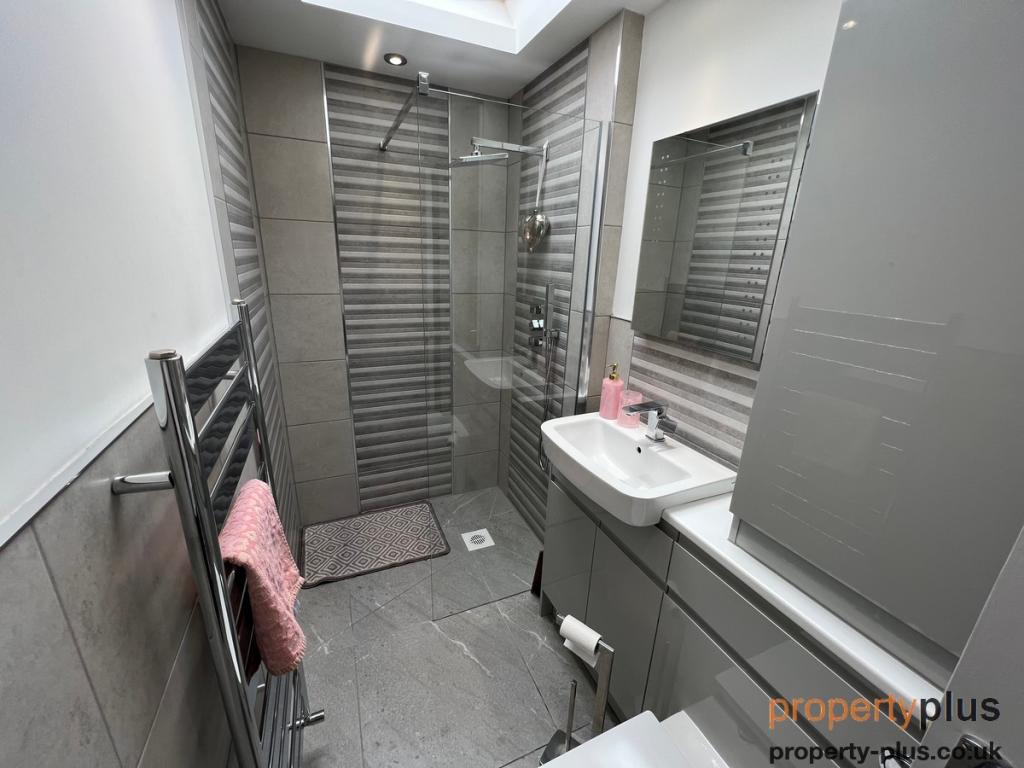 4 bedroom detached house for sale in Cwrt Gellifaelog Tonypandy
