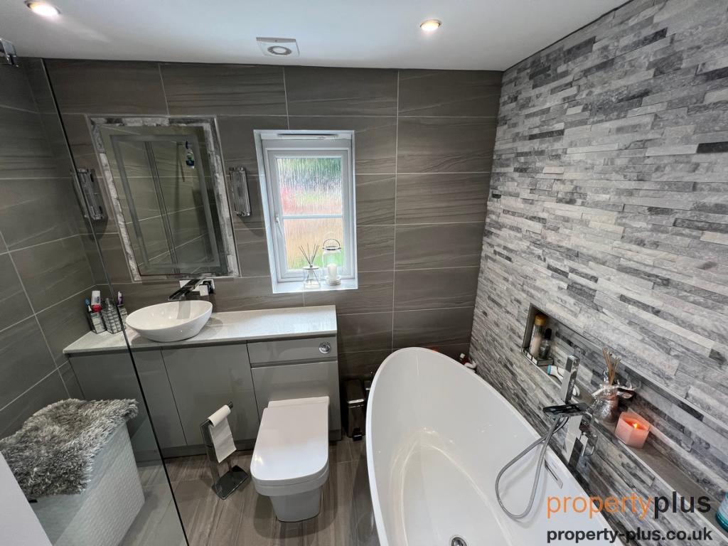 4 bedroom detached house for sale in Cwrt Gellifaelog Tonypandy