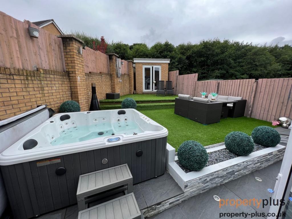 4 bedroom detached house for sale in Cwrt Gellifaelog Tonypandy