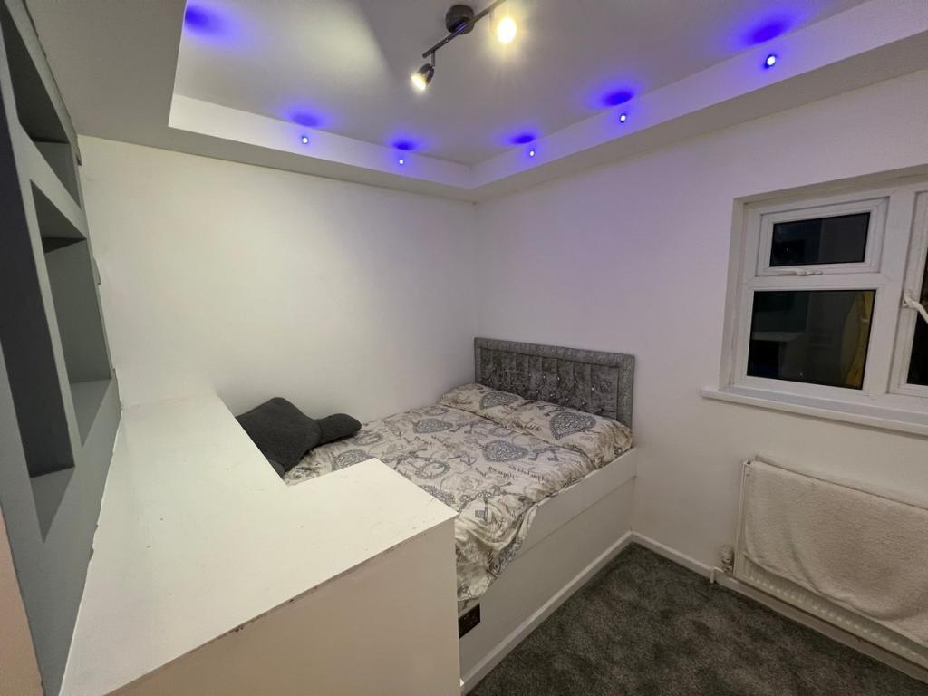 3 bedroom terraced house for sale in Ynyslyn Road Pontypridd Pontypridd, CF37