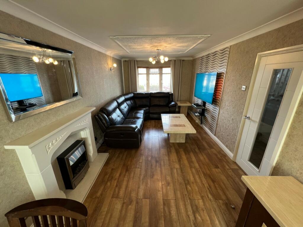 3 bedroom detached house for sale in Ffordd Llanbad Gilfach Goch