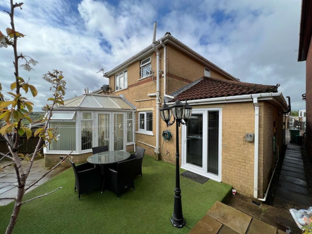 3 bedroom detached house for sale in Ffordd Llanbad Gilfach Goch