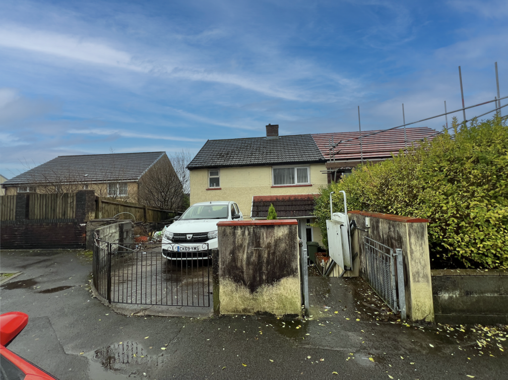 3 bedroom semidetached house for sale in Heol Tyllwyd Tonyrefail
