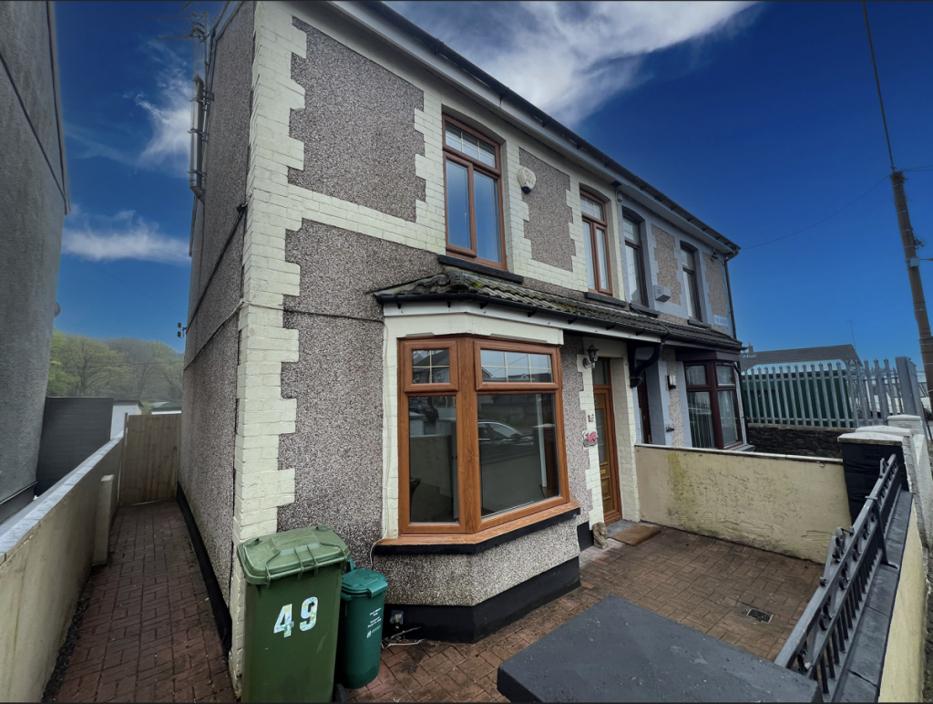 3 bedroom semidetached house for sale in The Avenue Tonyrefail Porth