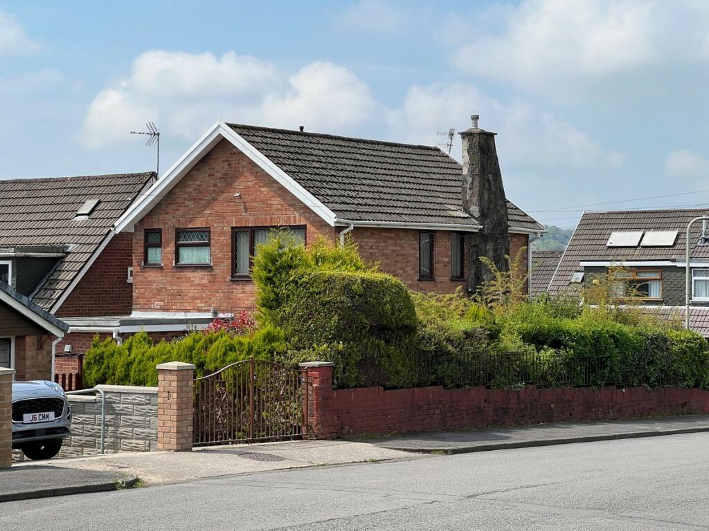 3 bedroom detached house for sale in Parklands Road Tonyrefail Porth