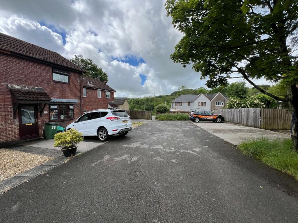 2 bedroom property for sale in Tylcha Ganol Tonyrefail Tonyrefail, CF39