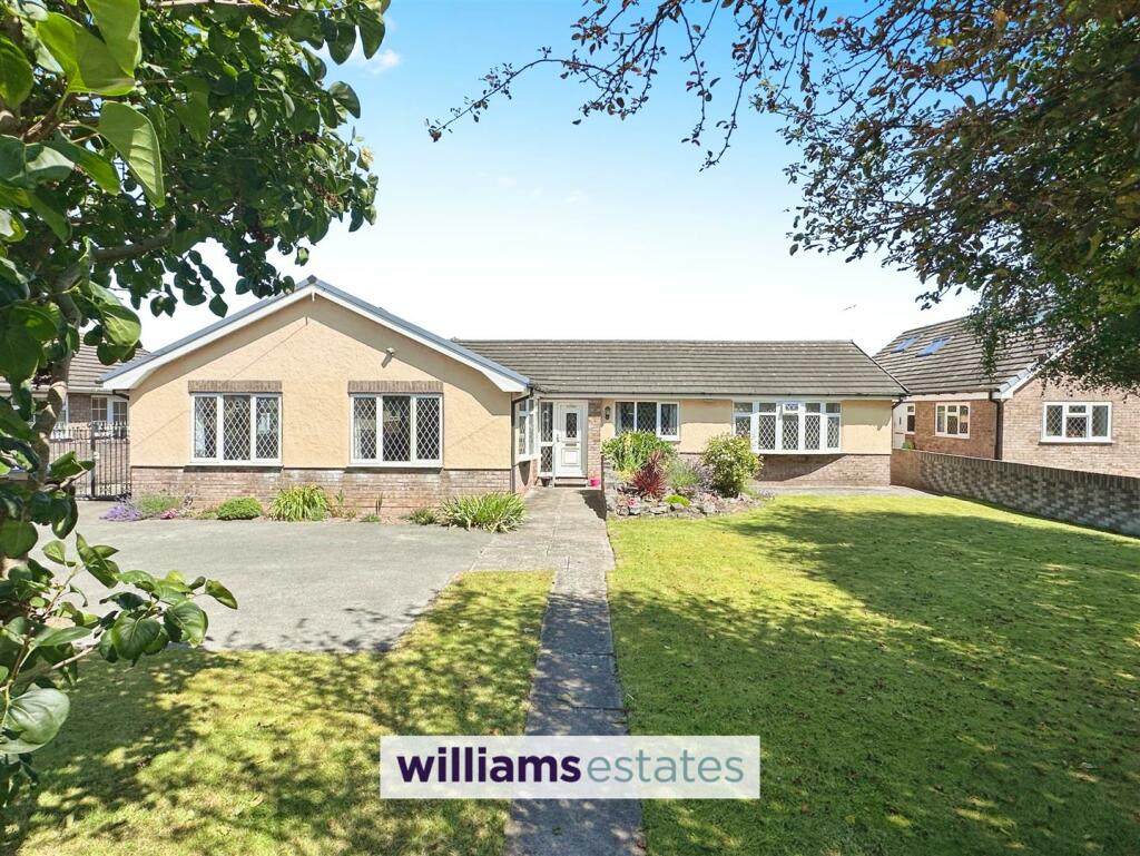 3 bedroom bungalow for sale in St. Asaph Avenue, Kinmel Bay, LL18