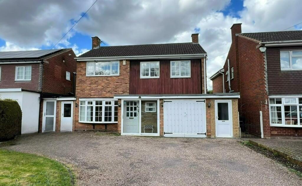 3 bedroom detached house for sale in Essex Road, Four Oaks, Sutton