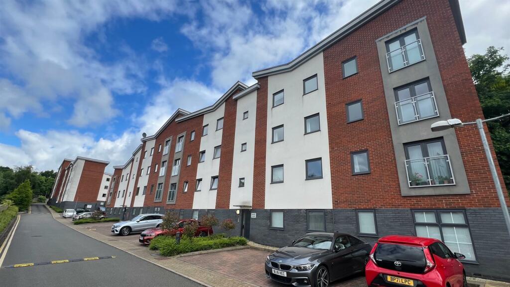 2 bedroom flat for sale in 188B Lichfield Road, Four Oaks, Sutton
